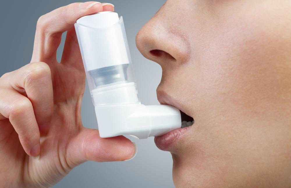 How is severe asthma treated?