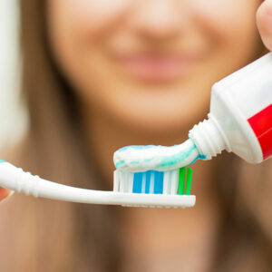 Things you need to know about teeth whitening toothpastes